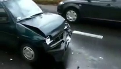 Accident entre deux voitures, l’une résiste mieux que l’autre