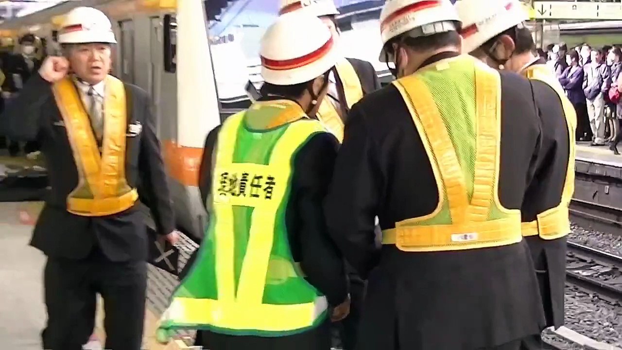 人身事故発生で　緊迫の新宿駅プラットホーム