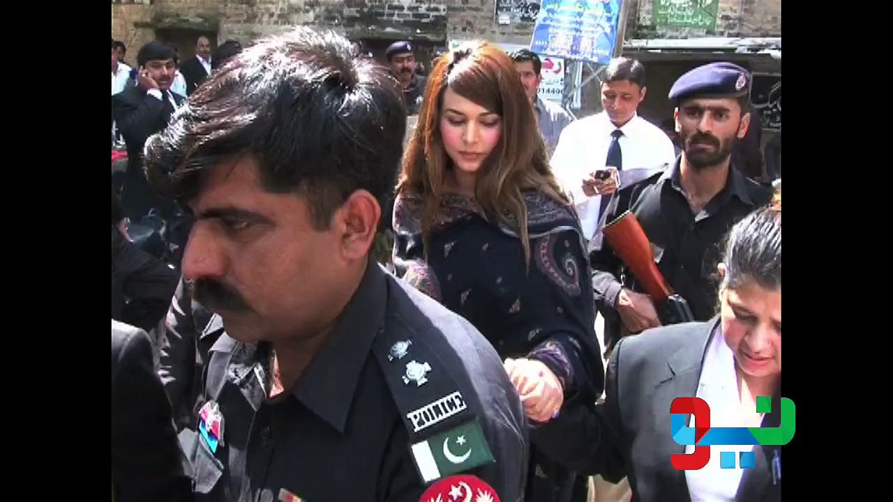 آیان علی کی عدالت میں پیشیاں، کیٹ واک سے کم نہیں