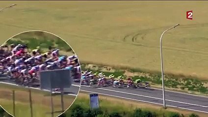 عاجل : حادث إصطدام كارثي في طواف فرنسا ينجر عنه إيقاف السباق !! إلي ما يستحملش ما يتفرجش