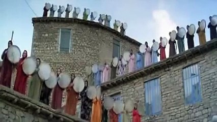 1334 Kadın aynı anda şarkı söylüyor... - çitlembik