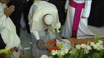 Papa Francisco bendice a enfermos en el Santuario de la Divina Misericordia