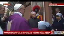 Papa Francesco saluta i fedeli al termine della messa S.ANNA IN VATICANO 17/03/2013