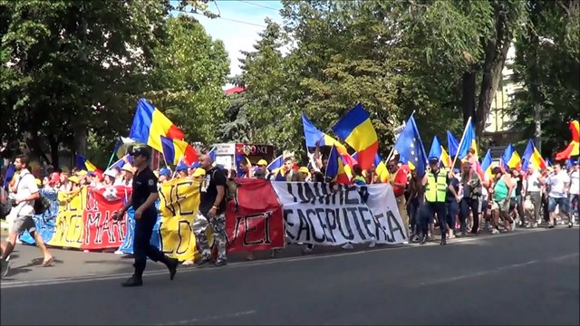 Participantii la Marșul lui Ștefan cel Mare , ajunsi la ambasadei Rusiei, au huiduit, si strigat: armata rusa afara