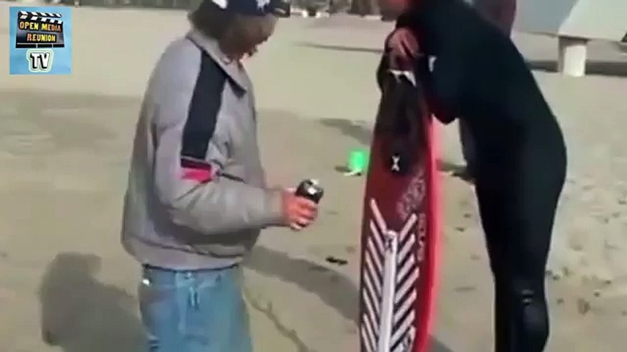 Un bourrer faisant du surf