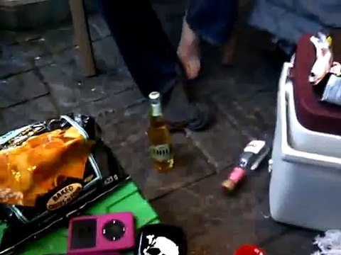 Ouvrir une bière avec ses pieds