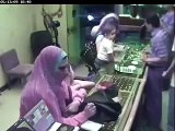 بالفيديو سيدة تسرق محل ذهب فى شبرا وجارى البحث عنها كاميرا مراقبة