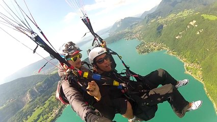 PARAPENTE AU DESSUS LAC D ANNECY