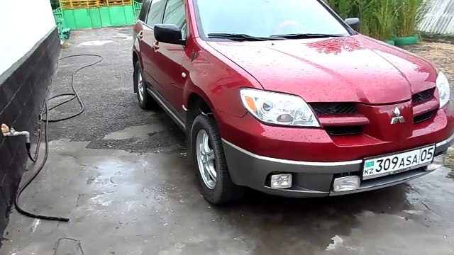 Кот сидит на колесе машины (Cat sitting on the wheel of machine)
