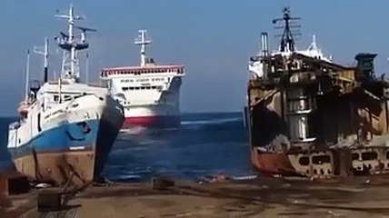 This Is How To Park a Ship Like a Boss!