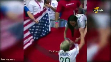 آبي وامباخ تقبل زوجتها إحتفالا بالفوز بكأس العالم للسيدات