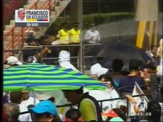 Bomberos colaboraron con los asistentes al recorrido del Papa en Guayaquil