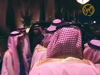 Video herunterladen: وصول الامير سلمان بن عبدالعزيز بن سلمان ال سعود الي حفل زواج الشيخ نواف بن سفاح الشغار