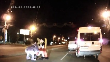 Así fue cómo un conductor fue golpeado por personas disfrazadas de Mickey y Bob Esponja