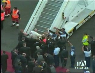 El Papa Francisco deja un mensaje de paz en el Puerto principal.