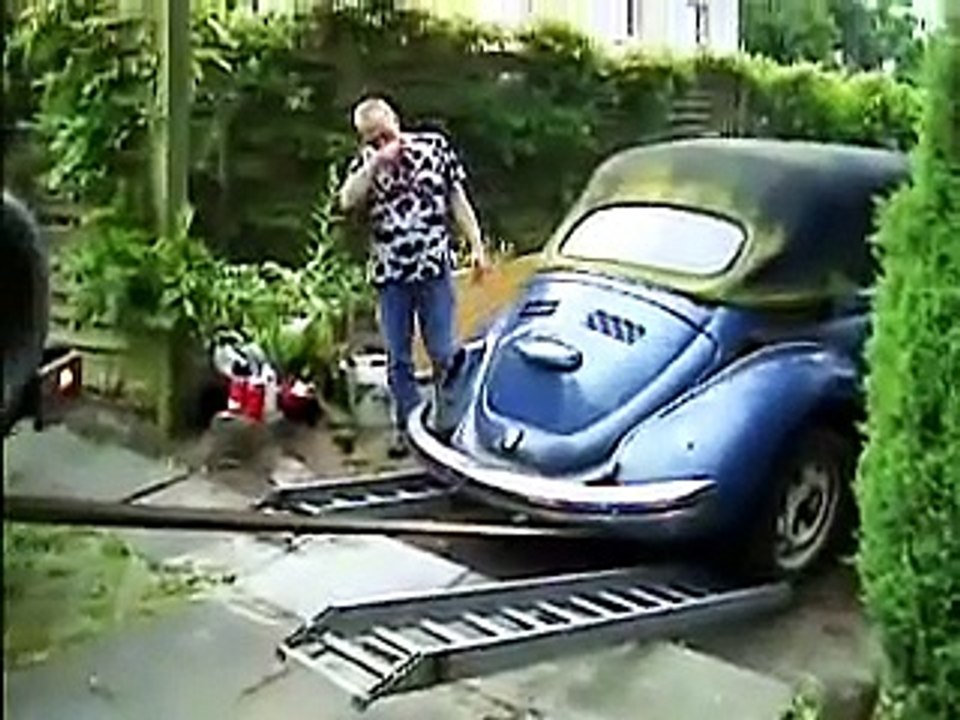 Bergung eines Käfercabriowracks mit DKW Munga