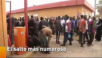 Unos 500 inmigrantes entran en Melilla en un nuevo asalto a la valla fronteriza