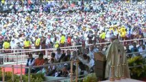 El papa Francisco se da un baño de multitudes en su visita a Guayaquil y Quito