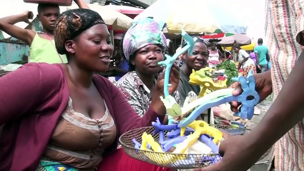 Öl zu teuer: Kameruner entzünden Feuer mit Plastik