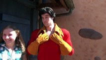 Rencontre épique avec Gaston de la belle et la bête à Disneyland