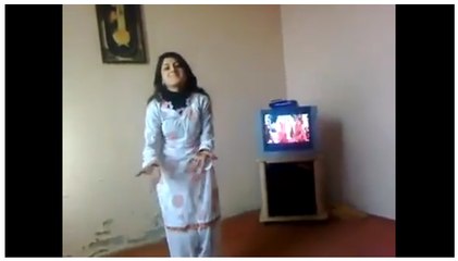 Wife Dancing on Bole choriyan, Bole kangna...