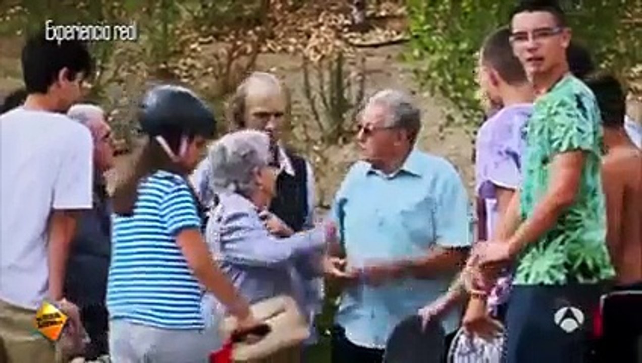 Un skateur pro se déguise en personne agée puis réalise le run de sa vie au milieu d'ados!