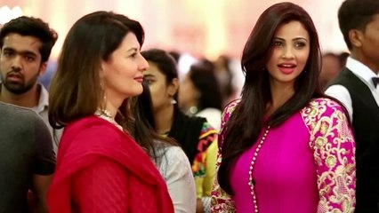 Daisy Shah SPOTTED With Salman's Ex Girlfriend Sangeeta Bijlani @ Baba Siddiqui’s Iftar Party 2015