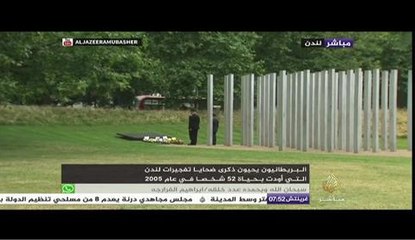 رئيس الوزراء البريطاني يشارك في وضع إكليل الزهور في الذكرى العاشرة لتفجيرات لندن