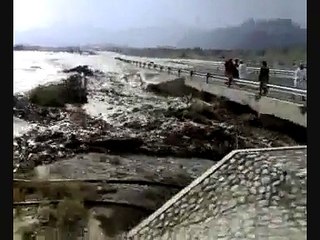 Oman - rare video of wadi (flood water) crossing the road..
