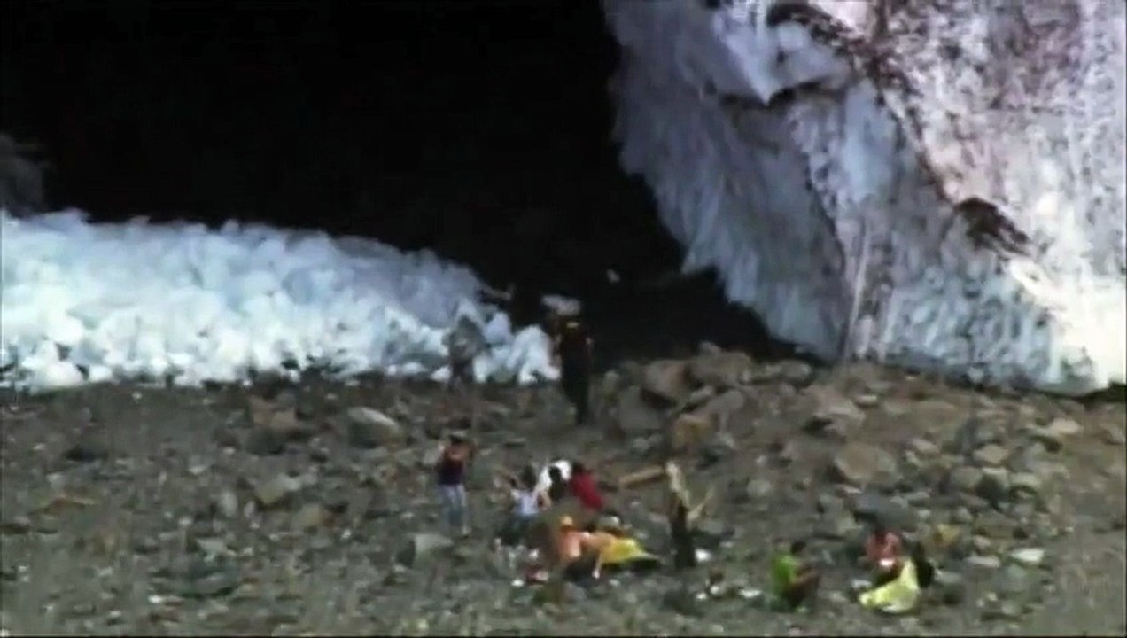 Une grotte glaciaire s'effondre sur des randonneurs