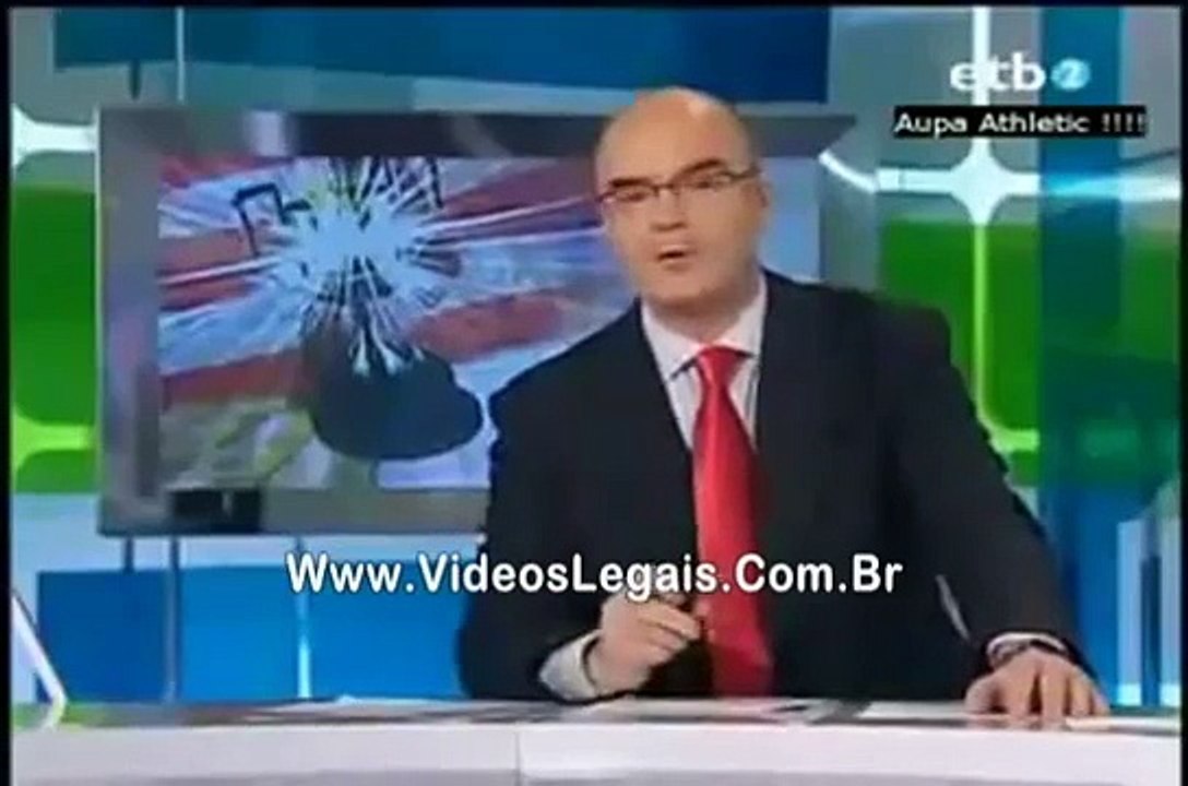 Beijo e encoxada: Torcedor tarado sacaneia repórter
