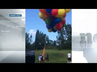 Un homme s'attache à des ballons, s'envole et...