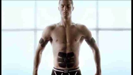 Cristiano Ronaldo luce abdominales en Japón