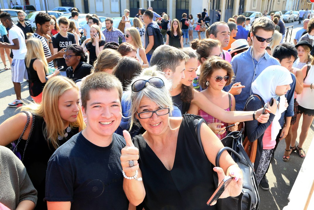 Des larmes de joie et des déceptions pour le Bac au lycée de la communication