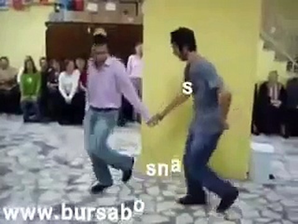 Pogledajte kako momci igraju zavrzlamu kolo svaka him cast za ovo