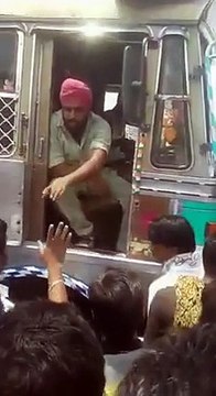 Hindu mob attempts to attack & lynch a Sikh driver,his KIRPAN stops their advance