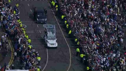 El papa Francisco recorre el parque Bicentenario en el papamóvil tras su cita con los obispos