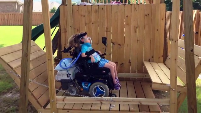 Balançoire pour fauteuil roulant