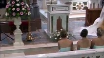 Ce prêtre chante Hallelujah pour un mariage et vole la vedette aux mariés - MAGIQUE