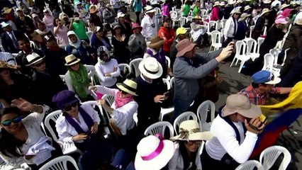 Papa tenta amenizar tensão política no Equador