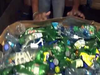 Un hombre y su camión fomentan el reciclaje para tener un país verde