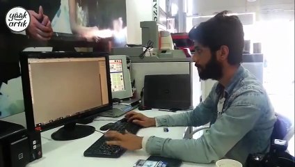 انظروا إلى سرعته الهائلة في استخدام الفوتوشوب