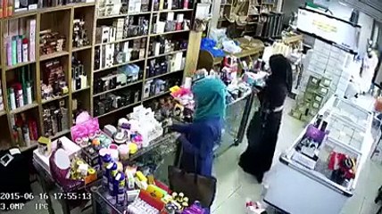larkiyo ki chori in dukan , dekhye larkiya kese choriya karti phiriti hy dukan me