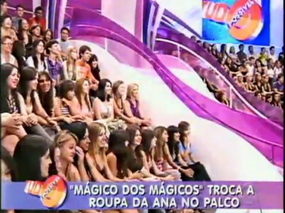 Mágico dos Mágicos troca roupa de Ana Hickman no palco.wmv