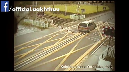 Horrible Level Crossing by Pakistani Driver