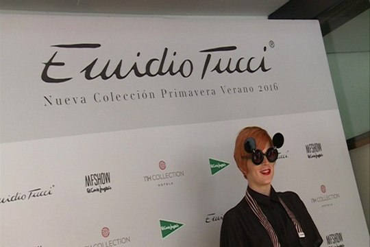 Desfile de personalidades en la pasarela MFSHOW