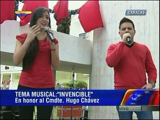 Daniela Cabello y Omar Acedo le cantan a Hugo Chávez