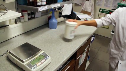 Die Salbenherstellung in der Karl-Olga-Apotheke