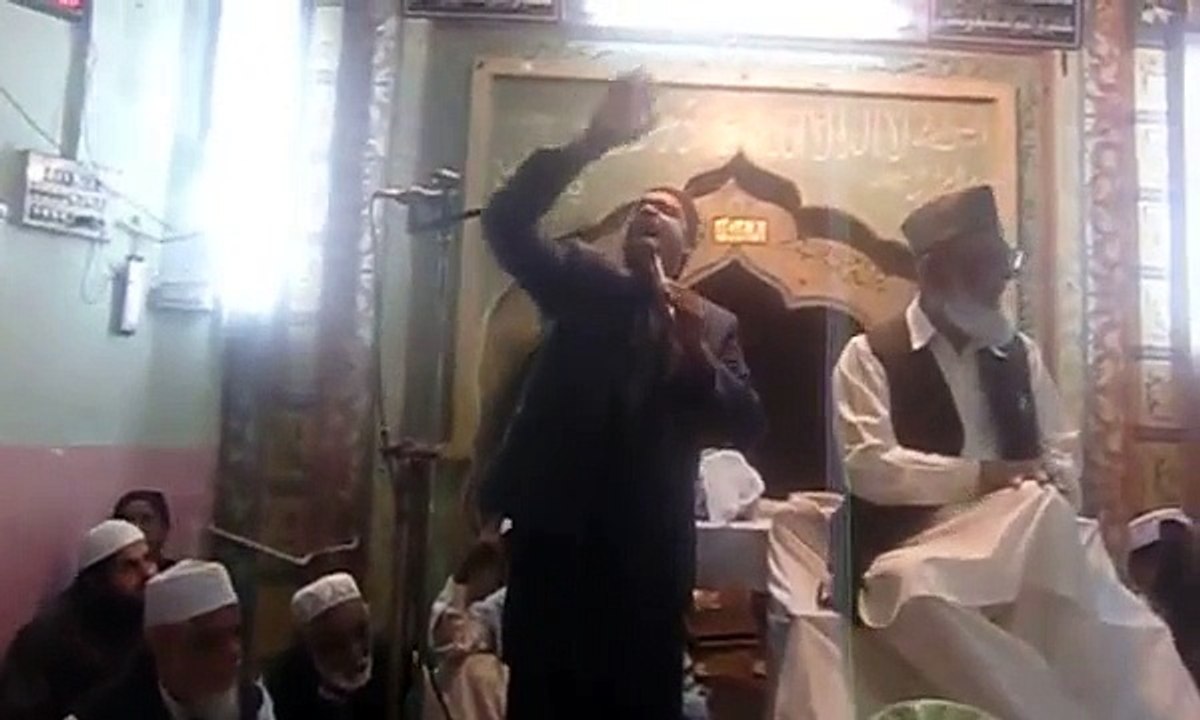 HAFIZ ZEESHAN ELAHI SIALVI IN THE PRESENCE OF SYED MANZOOR UL KOUNAIN SAHIB LIVE IN FAISALABD