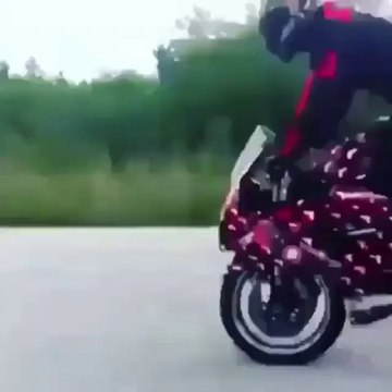 Un gros stoppie en Suzuki gsxr